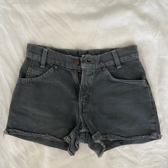 Levi’s Reworked High Rise denim shorts 🖤 - Picture 4 of 4